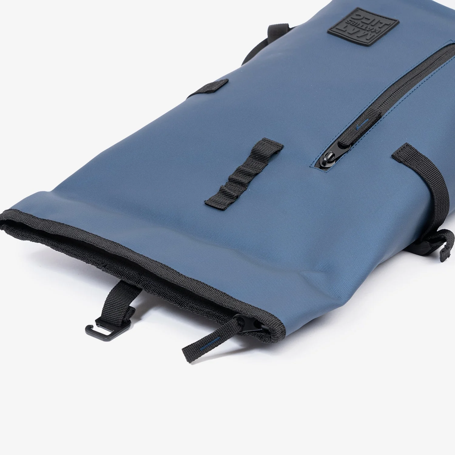 Mochila compacta, unisex, impermeable y perfecta para lo esencial. 22x35x9 cm - Image 5